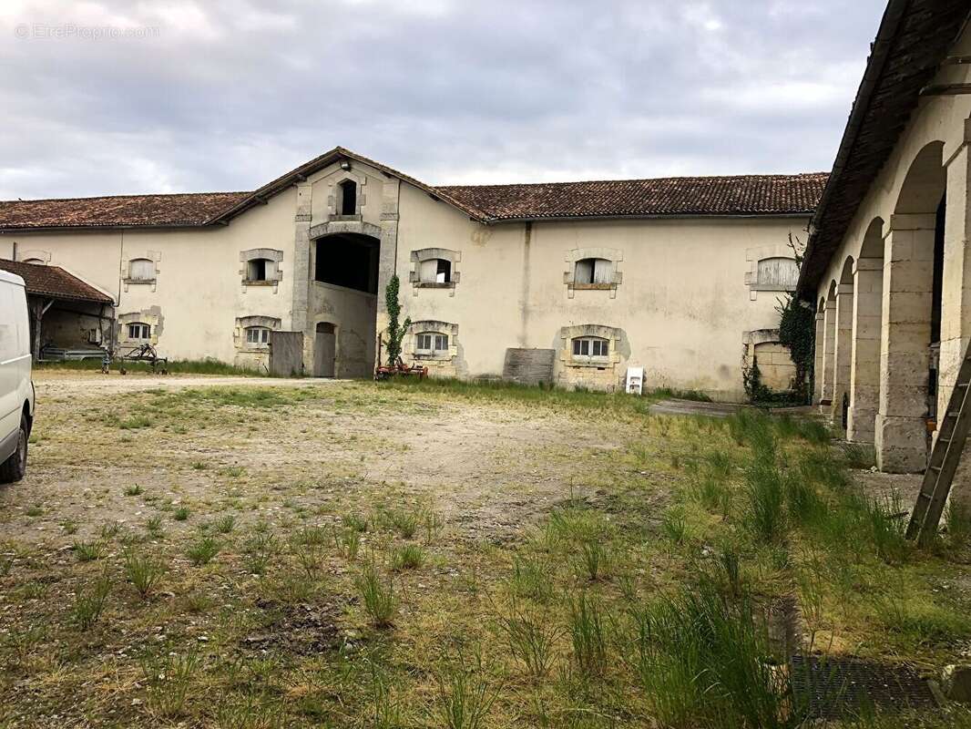 Maison à BRIVES-SUR-CHARENTE