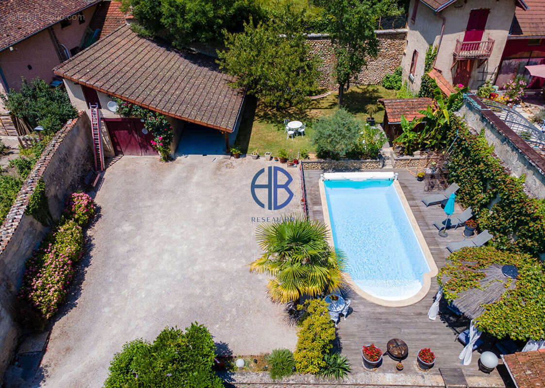 Élégante demeure de caractère aux volumes généreux, avec piscine et cinq suites, au coeur d'un environnement préservé - photo 2