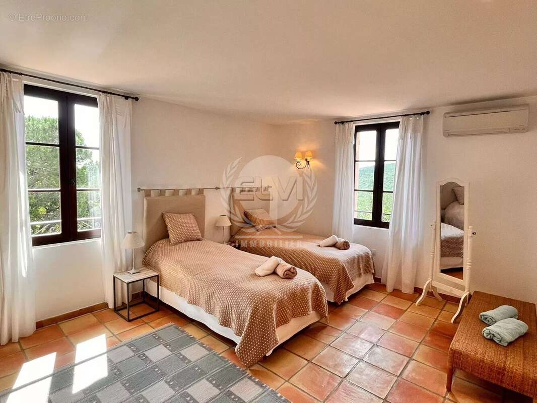 Maison à PLAN-DE-LA-TOUR