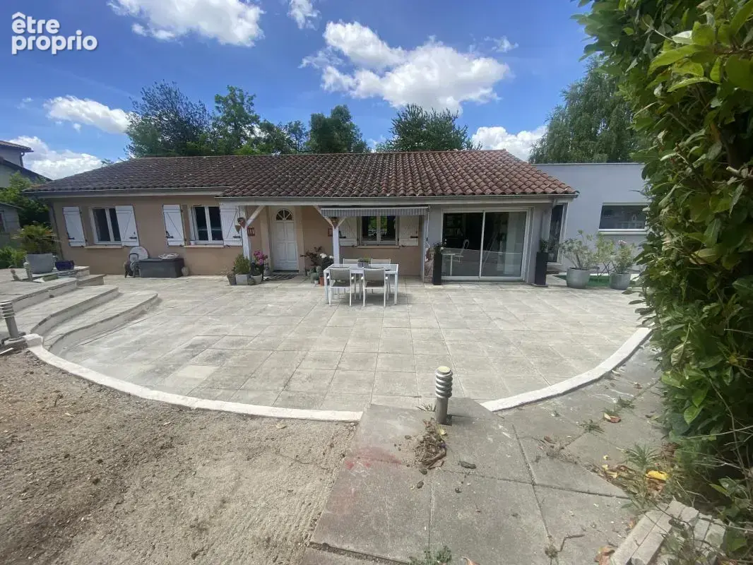 Maison - Plain-pied - 5 Chambres - Buanderie - Cellier - Cave - Deux Terrasses - Jardin - Piscine - - photo 3