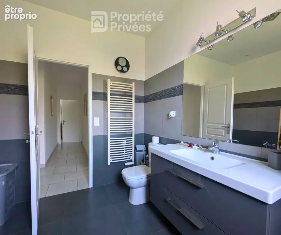 Villa plain pied avec piscine et double garage dans un quartier calme ! - photo 13