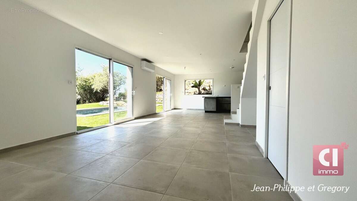 Villa de standing  Piscine, garage, terrain de 1 874 m² et vue incroyable - photo 5