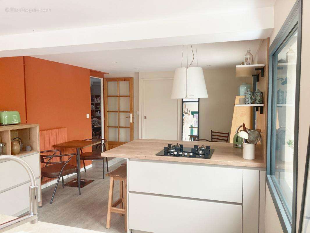 Propriété en pierre 208 m² dont 45 m² de véranda + grange 180 m² – Accessible PMR – 7000 m² – 20 min de Vannes! - photo 3