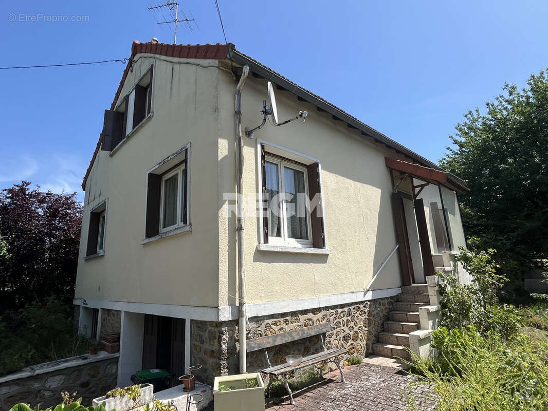 Maison à SAINTE-GENEVIEVE-DES-BOIS