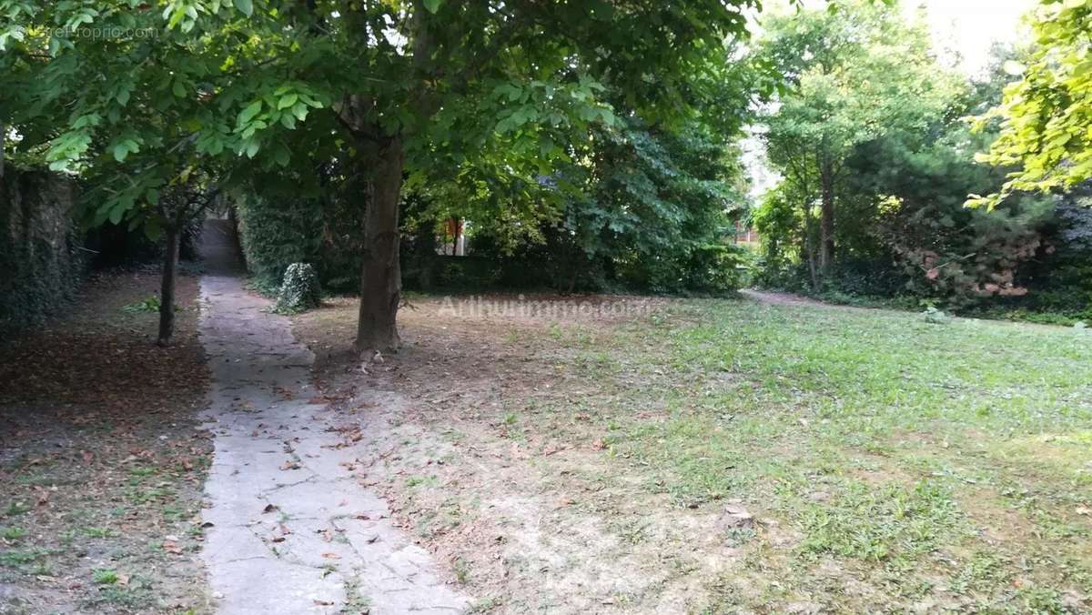 Terrain à THORIGNY-SUR-MARNE