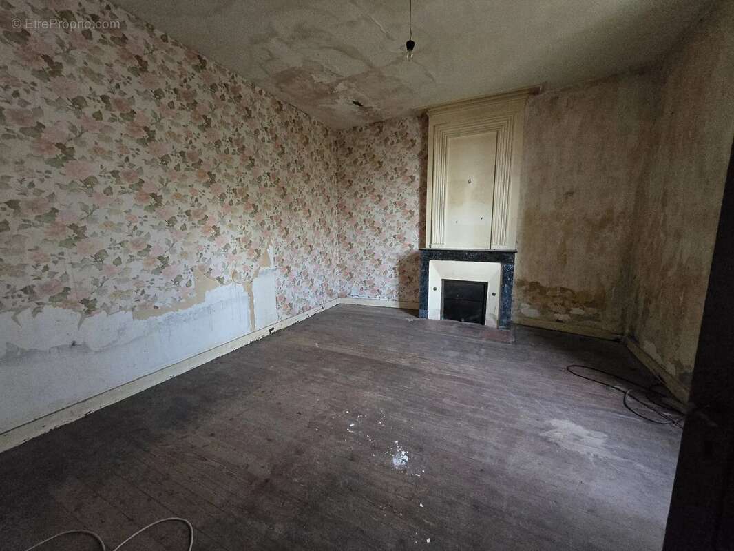 Maison à SAINT-MARTIN-LACAUSSADE