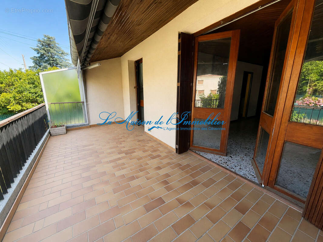 Saint Ambroix à proximité des commodités maison de type F4 avec garage et 315m2 de terrain - photo 2