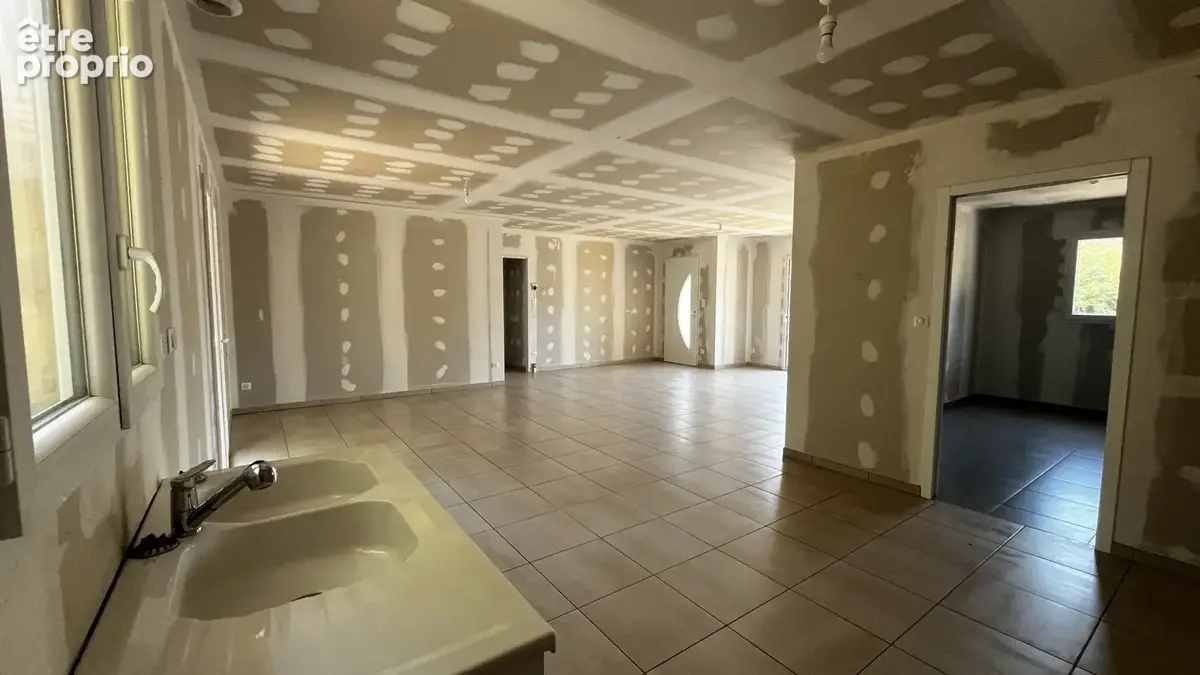 Maison récente en campagne sur 6 500 m2 de terrain - photo 5