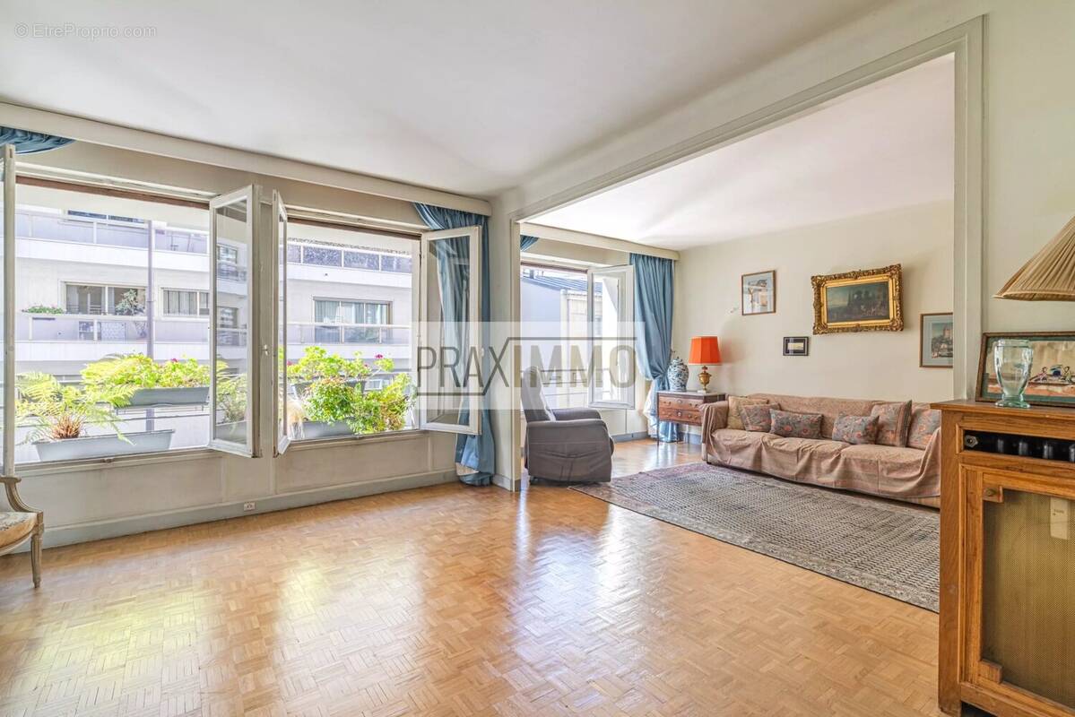 Appartement à PARIS-16E
