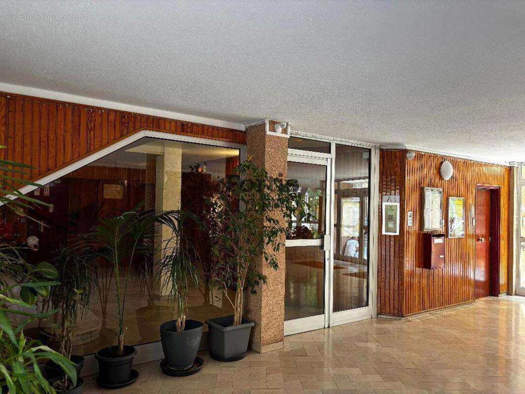 Paris 18 - appartement t3 de 52.5 m² a renover - photo 5