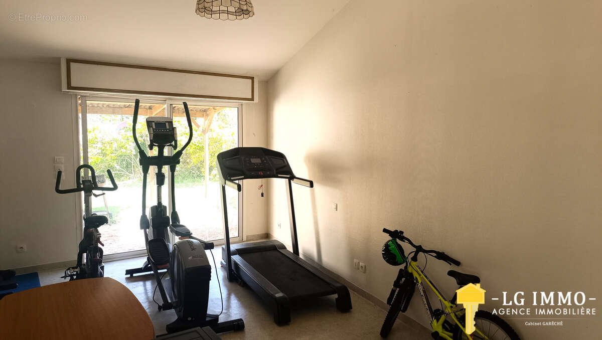 Maison de bourg, 4ch, studio, garages sur 971 m2 de terrain - photo 16