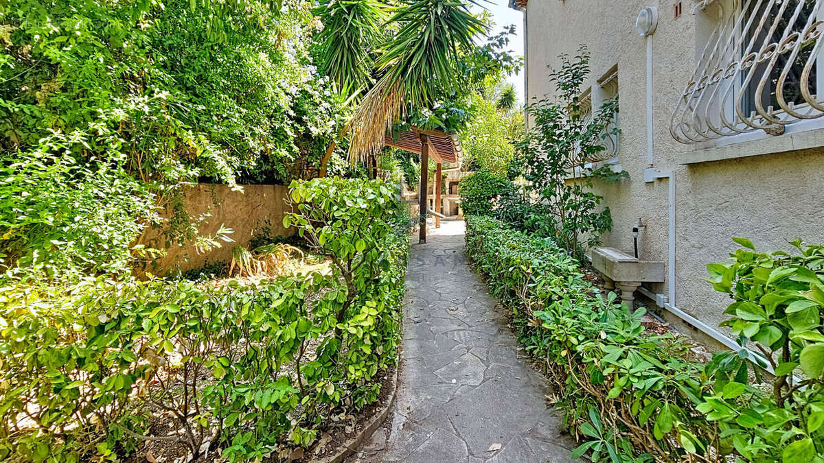Saint raphael - bas valescure appartement haut de villa avec jardin - photo 18
