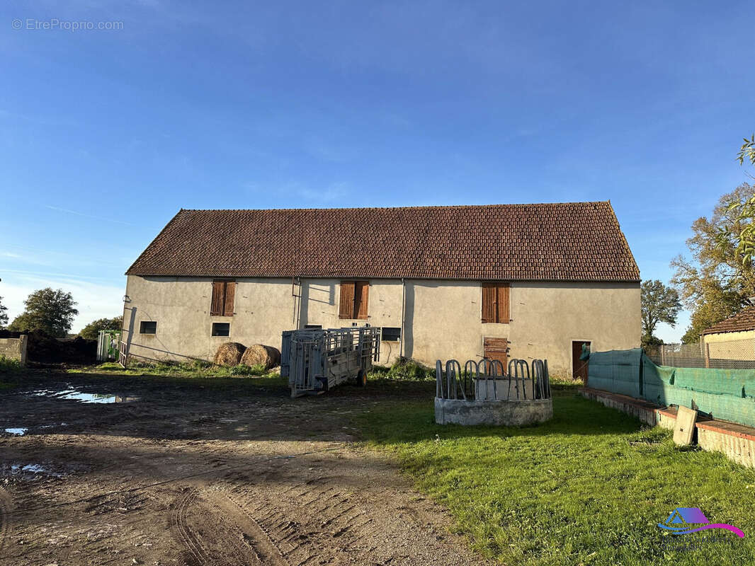 Grange - Maison à SAINT-MAUR