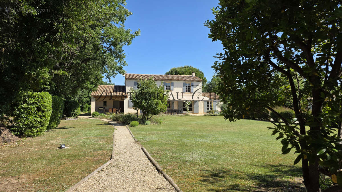 Aix en Pce, très proche du centre historique grande propriété sur parc de 4000m2 de jardin  piscine chaufée. - photo 3