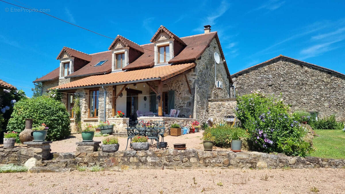 Vue imprenable pour cet ensemble de gîtes et habitation - photo 12