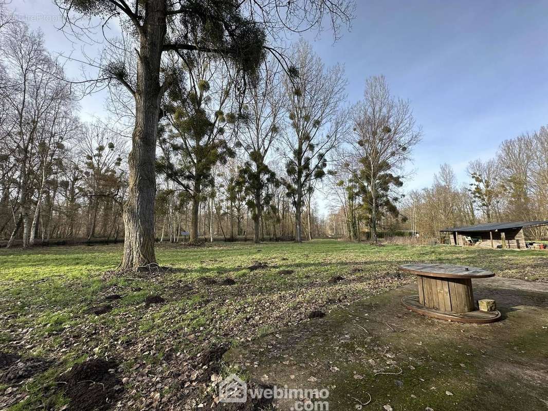 D'une surface de 1hectare 860 m² - Terrain à PRESLES-ET-THIERNY