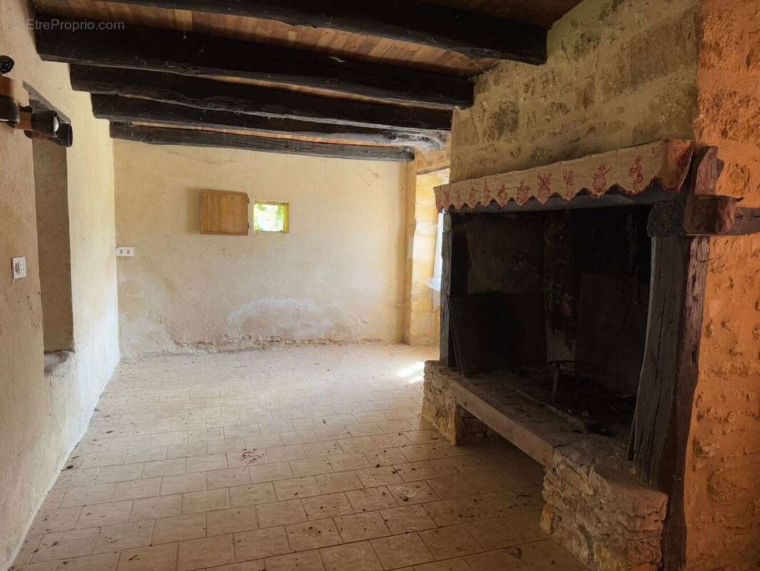 Très bel ensemble périgourdin aux toitures de lauzes a restaurer. - photo 19