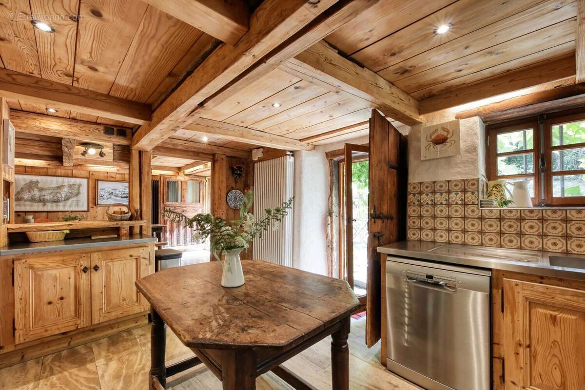 Maison 364 m² à Demi-Quartier  - photo 2