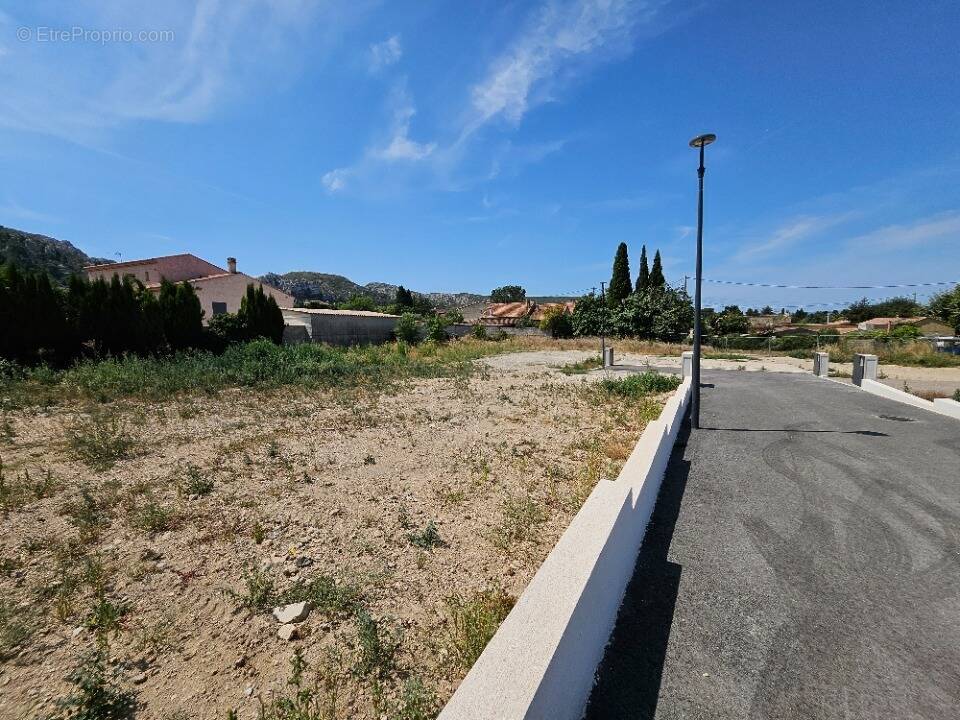 Terrain 640 m² à Les Pennes-Mirabeau  - photo 1