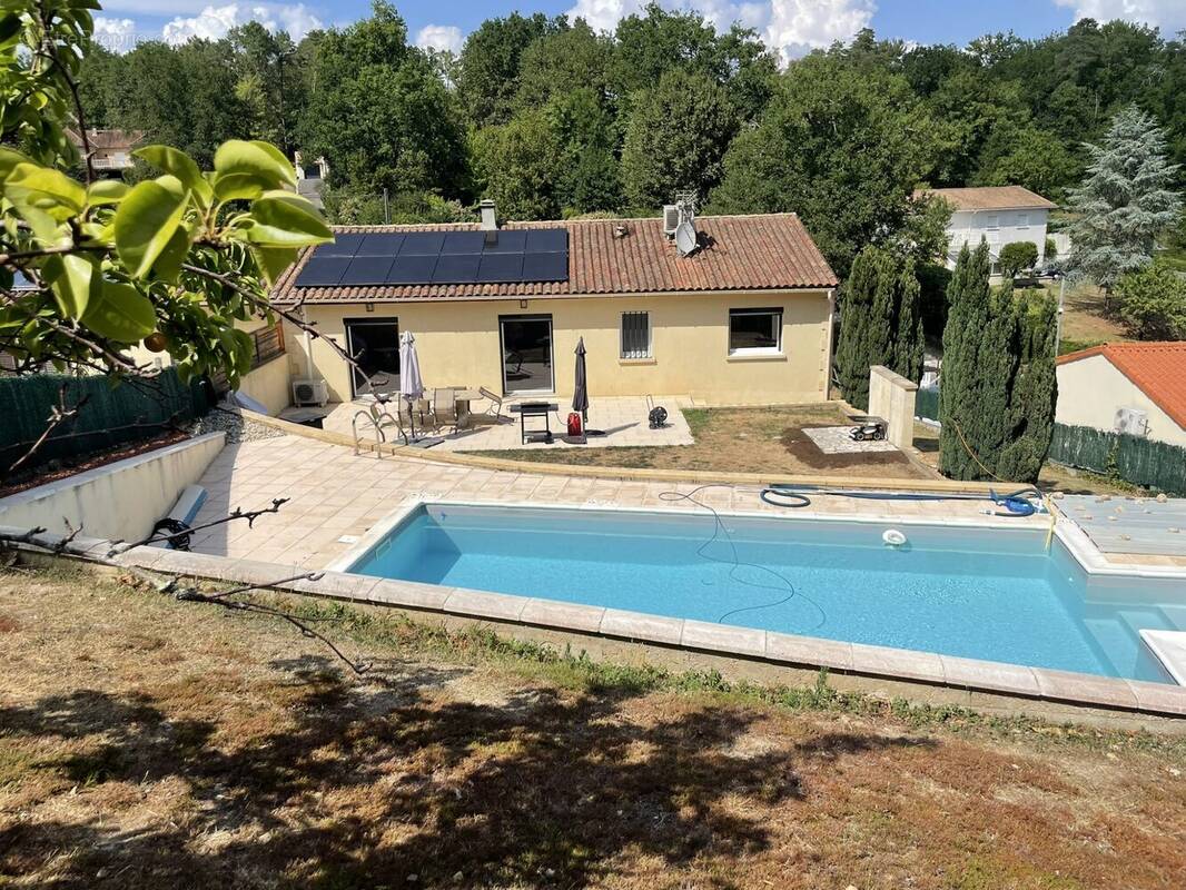 vue arrière de la maison avec piscine  - Maison à CHANCELADE