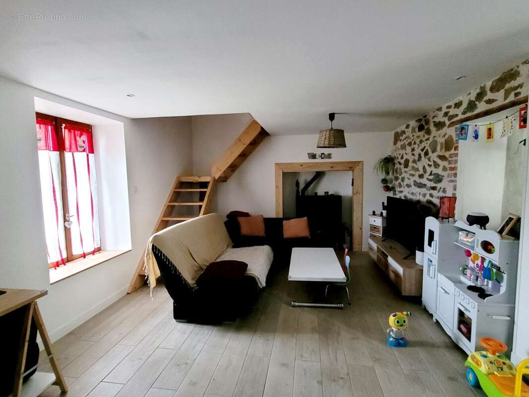 Maison à LE CHATENET-EN-DOGNON