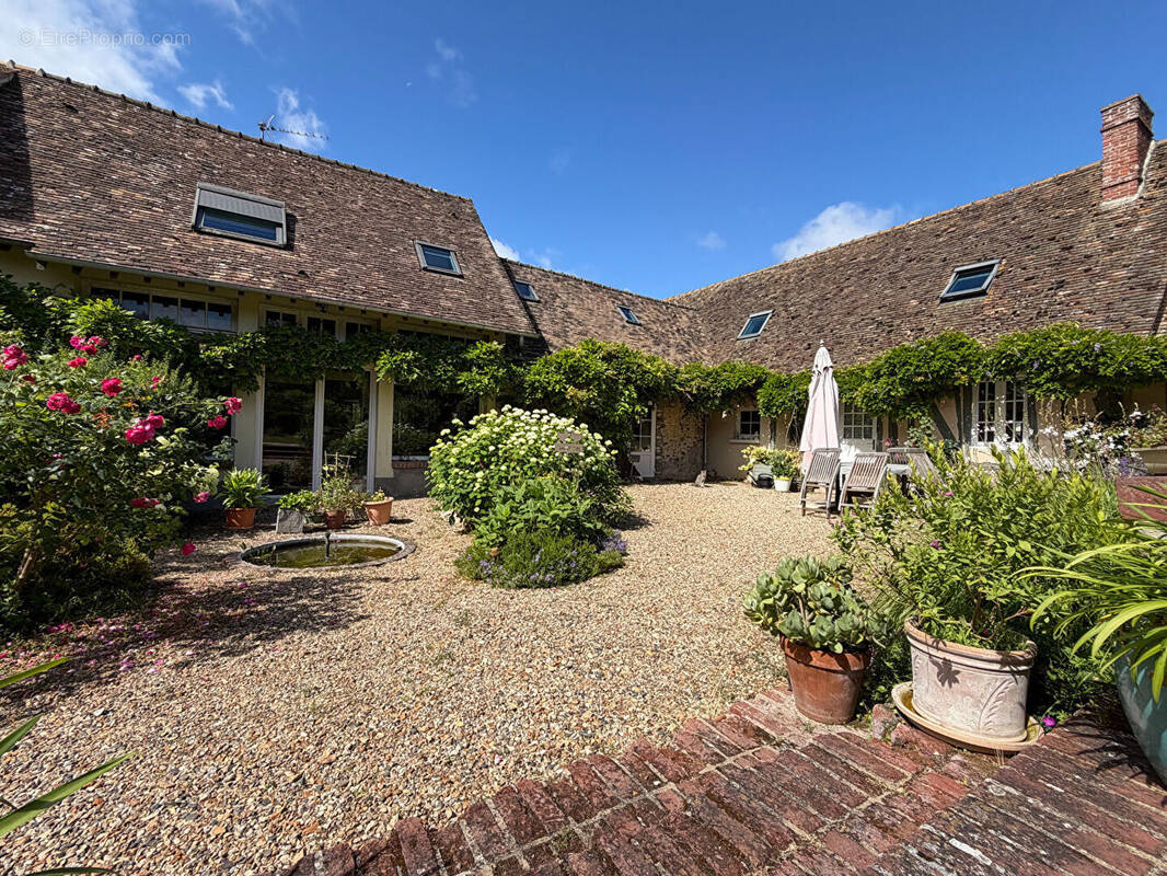 Appartement à LA CROIX-SAINT-LEUFROY