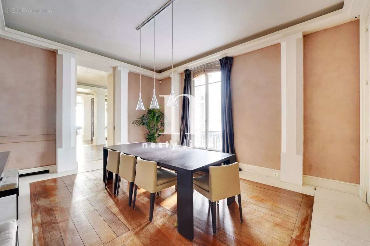 Appartement à PARIS-17E