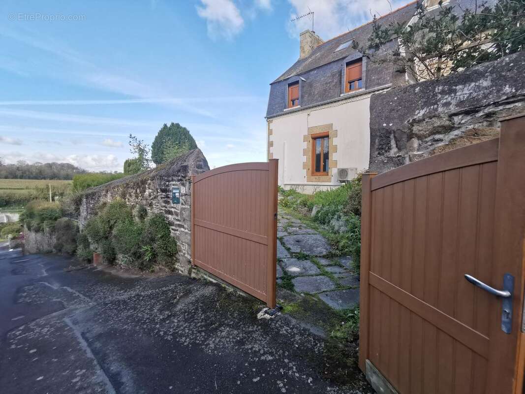 Maison à LA ROCHE-DERRIEN