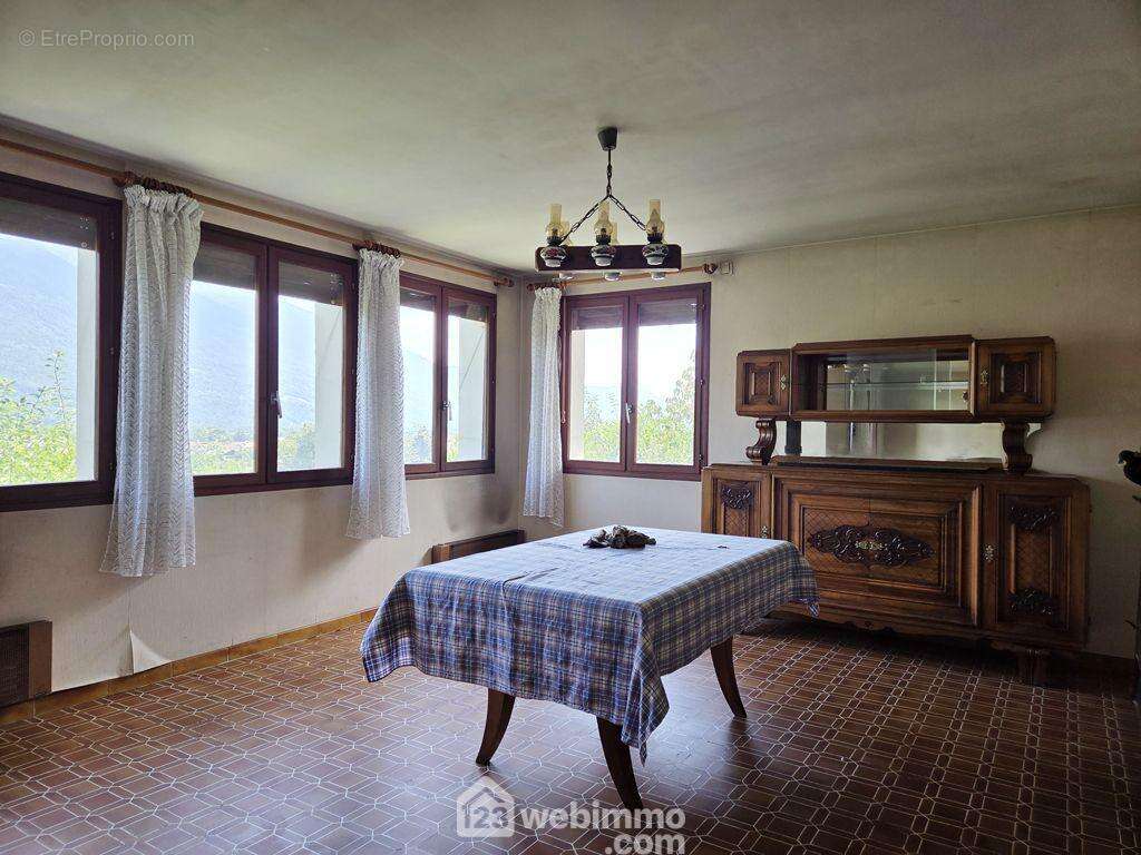 et un salon / salle à manger très lumineux. - Maison à GILLY-SUR-ISERE