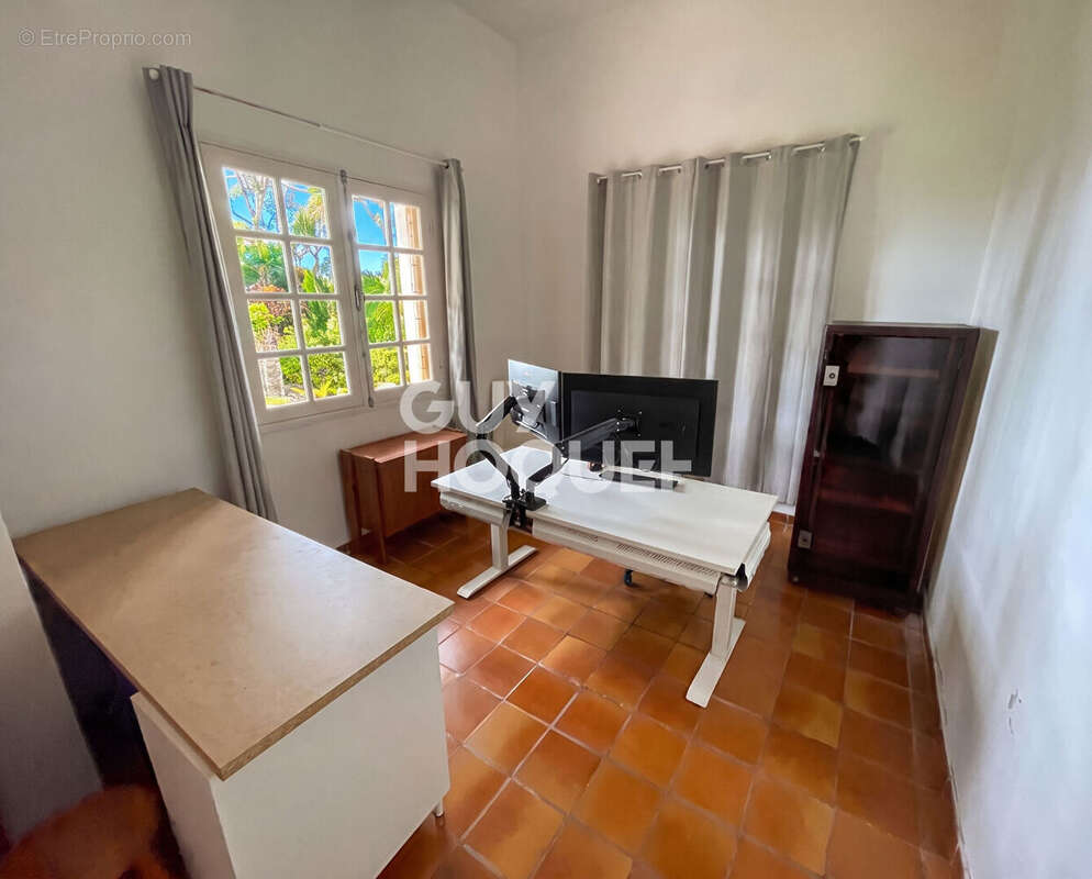 VILLA T6 de 238m² sur terrain de 2896 m² - BDN STE CLOTILDE - photo 8