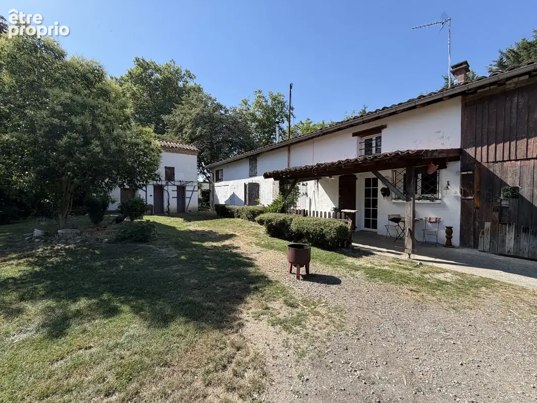 NOE - Corps de ferme 160 m2 et dépendances. - photo 2