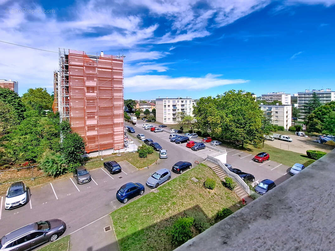 Appartement à PIERRE-BENITE