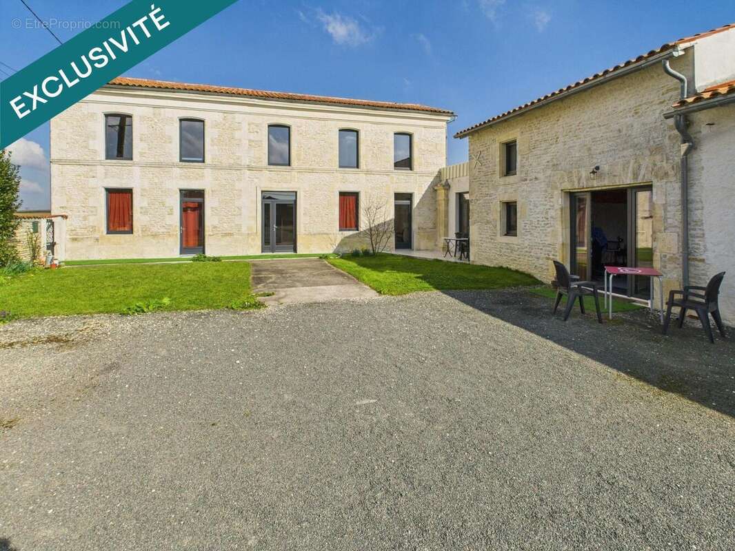 Maison 250 m² à Asnieres-La-Giraud  - photo 2