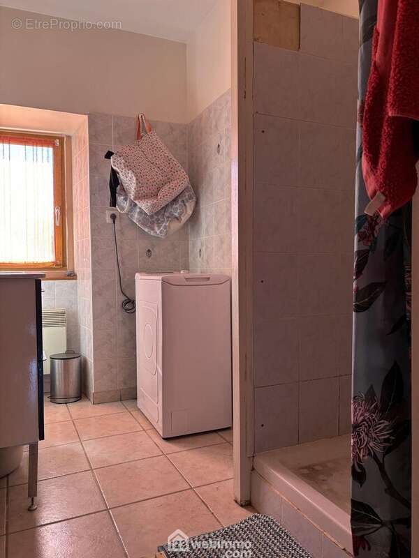 Elle dessert la salle d'eau de 4 m2 et 1 WC séparé. - Maison à LA PUYE