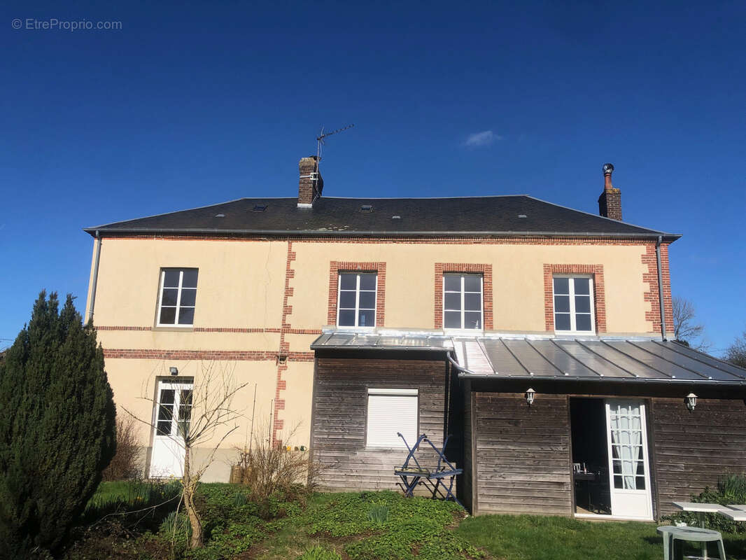 Fonds de commerce - restaurant / bar licence 4 - grand parking - appartement 2 / 3 p - photo 2