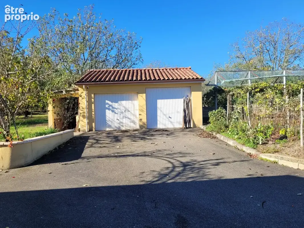 Maison récente de plain-pied avec garage sur 2600 m2 de terrain, à 15 minutes de Cahors. - photo 12