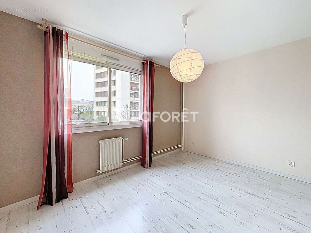 Appartement à PERONNAS