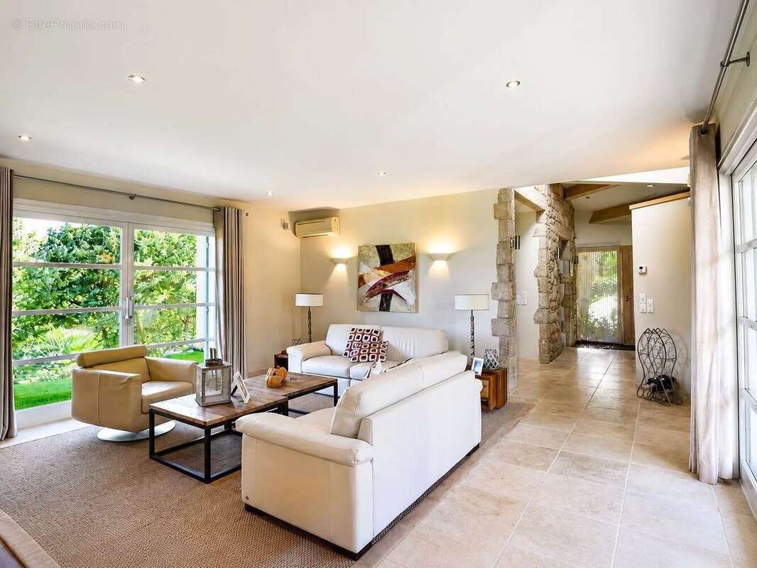 Domaine de terre blanche tourrettes - belle villa de 259 m² terrain 2756 m² - photo 4
