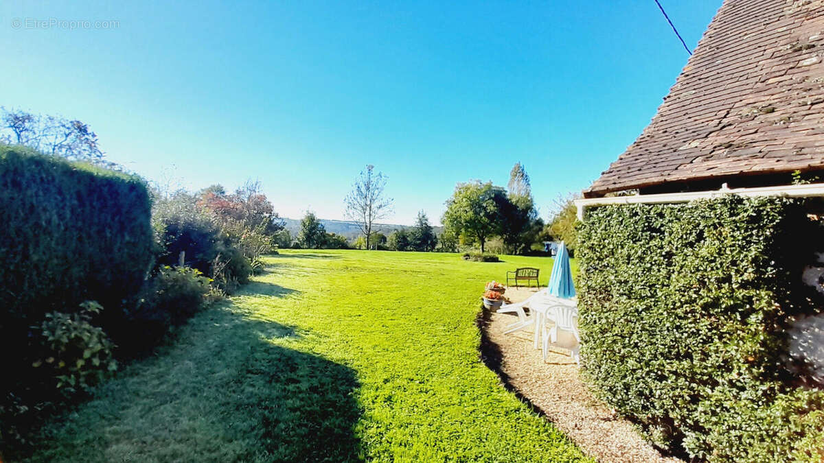 Le jardin - Maison à SAINT-PAUL-LA-ROCHE