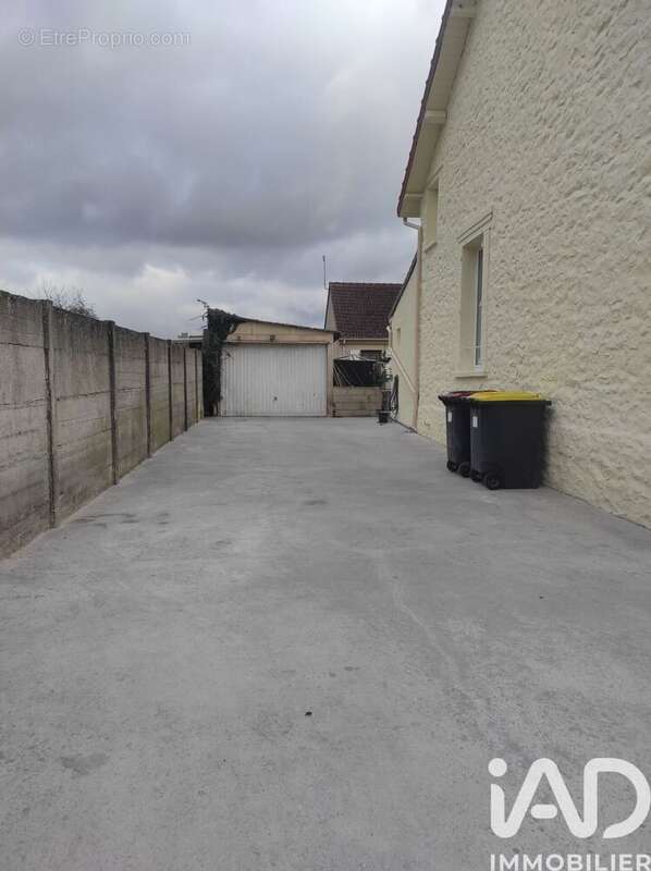Maison 122 m² à Saint-Hilliers  - photo 3