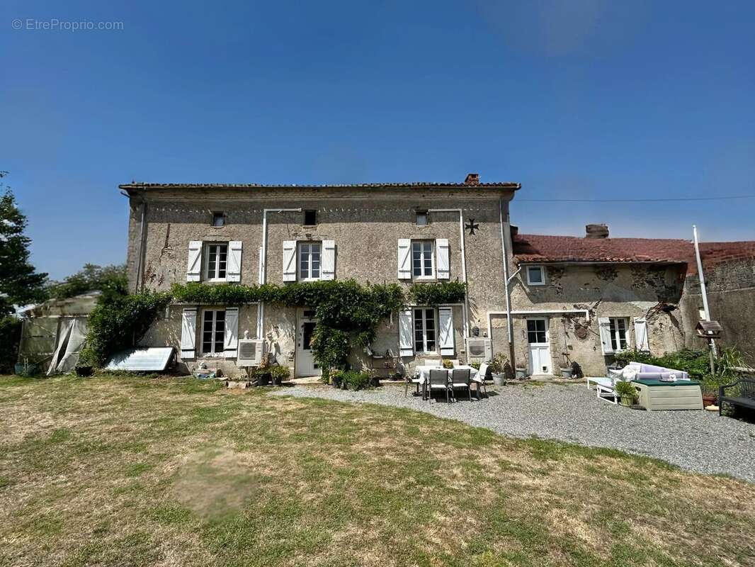 Ferme de caractère avec 4 à 5 chambres, 1,5 hectares de terrain et possibilité de gîte - photo 2