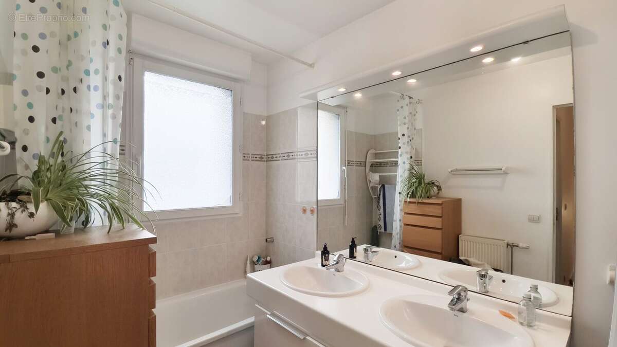 Salle de bain SDB - Maison à CHAMPS-SUR-MARNE