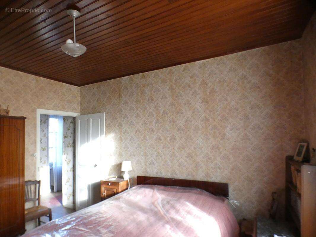 Villac maison en pierre avec 5 800 m² de terrain et  deux grand batiment (210 m² et 95 m²) - photo 8