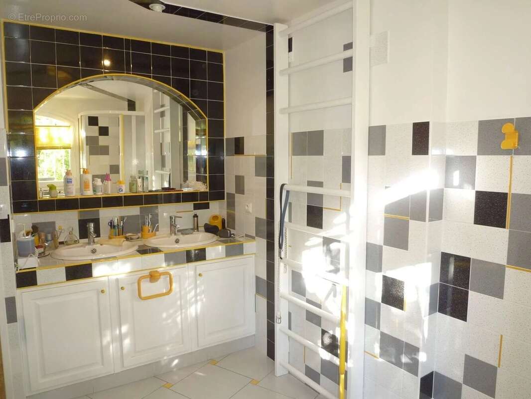 Maison à PUGET-THENIERS