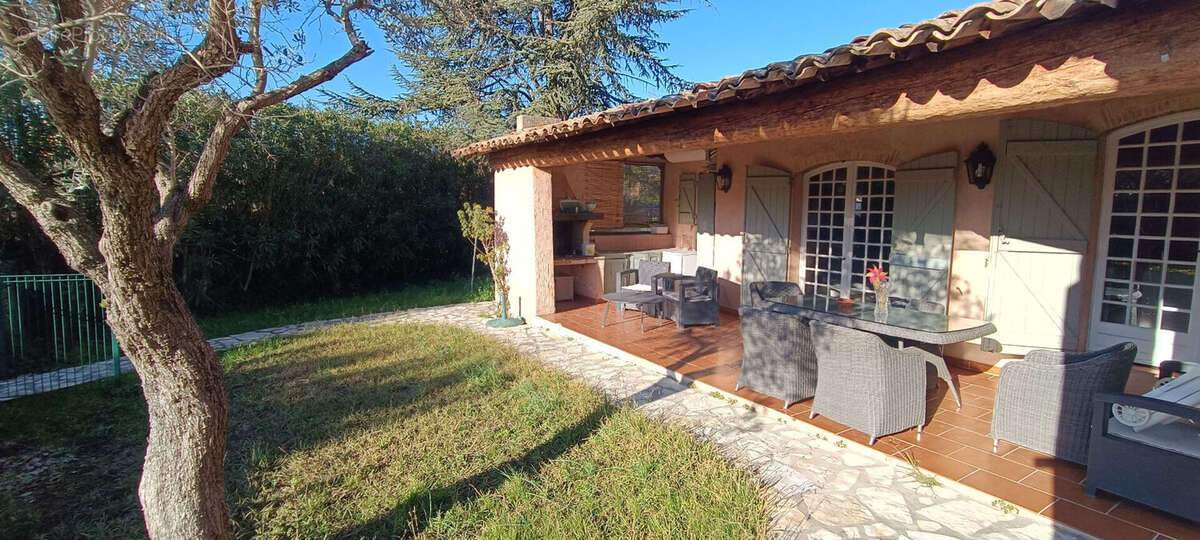 ** MAISON de Plain-pied ** Terrasses & Piscine ** Dépendances ** Garage & Stationnements ** - photo 2