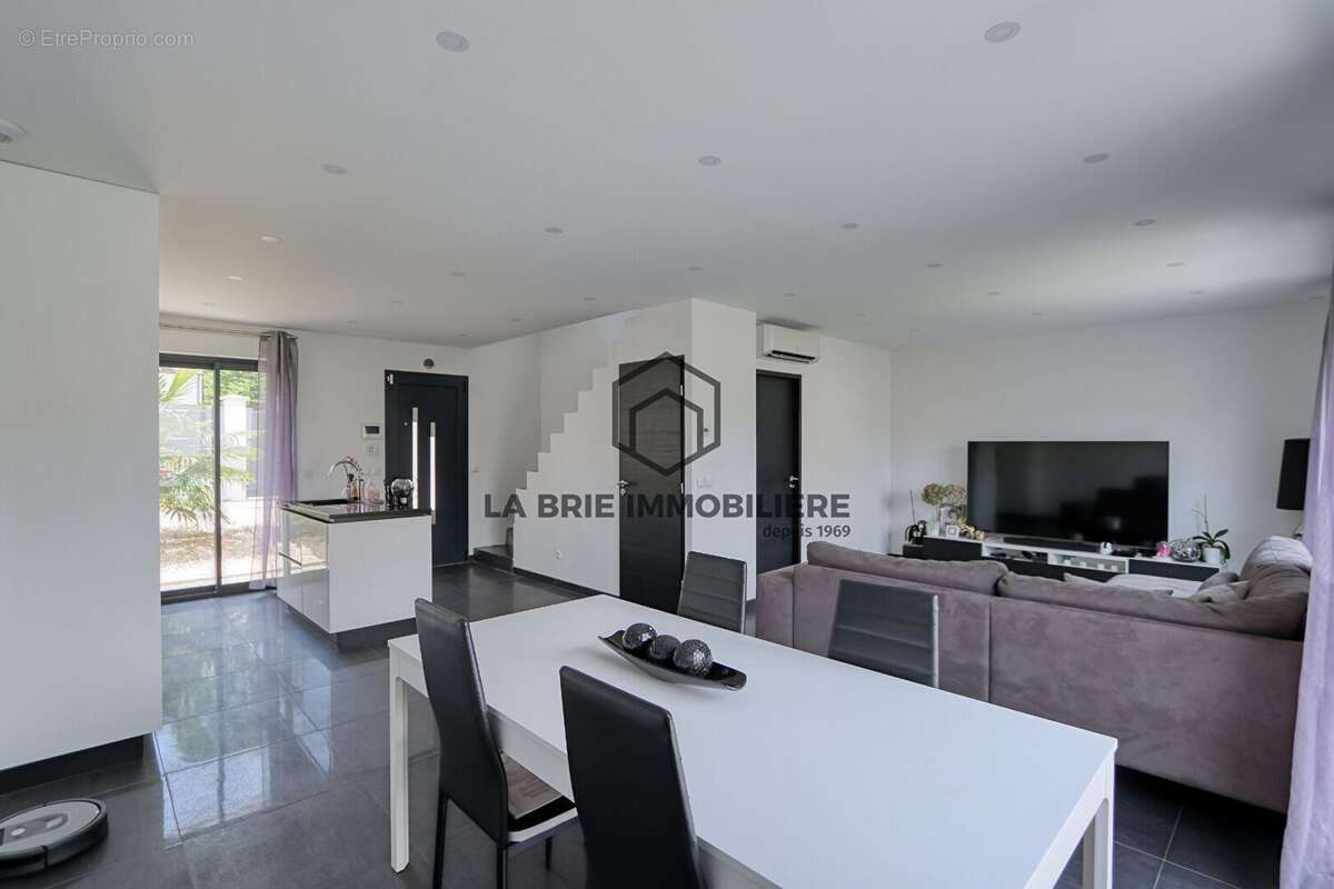 Maison 87 m² à Villecresnes  - photo 2