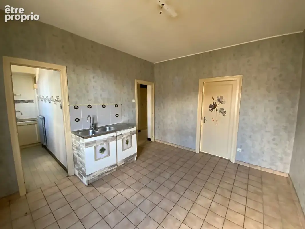 LE CREUSOT proche commodités. Immeuble comprenant deux appartements avec garage et dépendances - photo 5