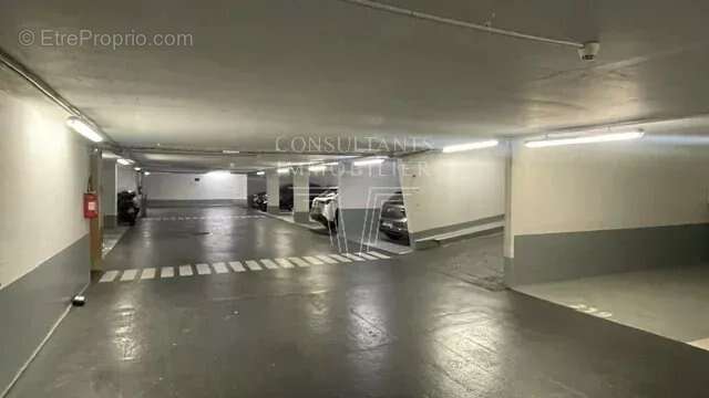 Parking à PARIS-7E
