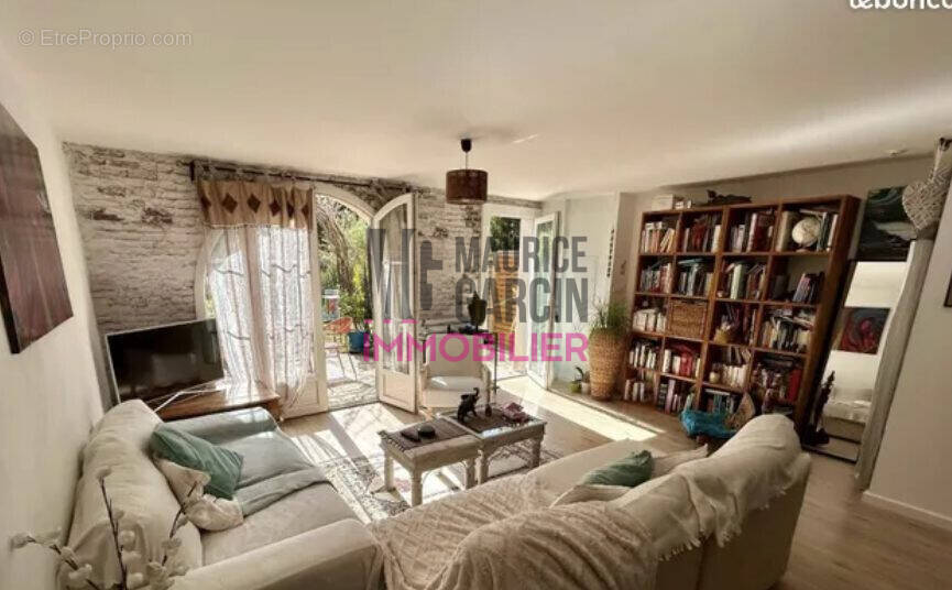 Maison à ENTRAIGUES-SUR-LA-SORGUE