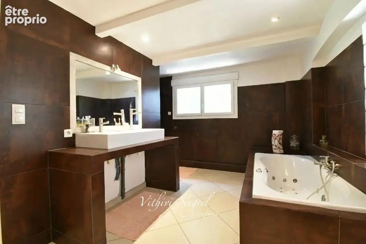 Propriété à vendre 8 pièces et annexe  MOURIES (13) - photo 17